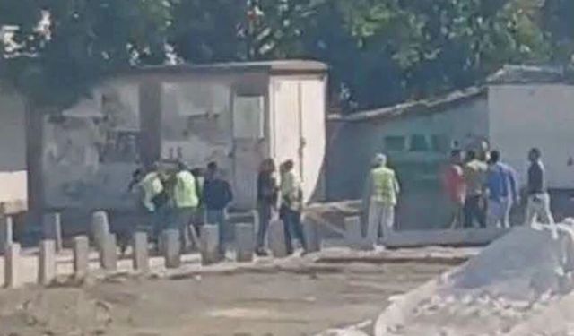 Belediye işçileri çalışma sahasında birbirine girdi