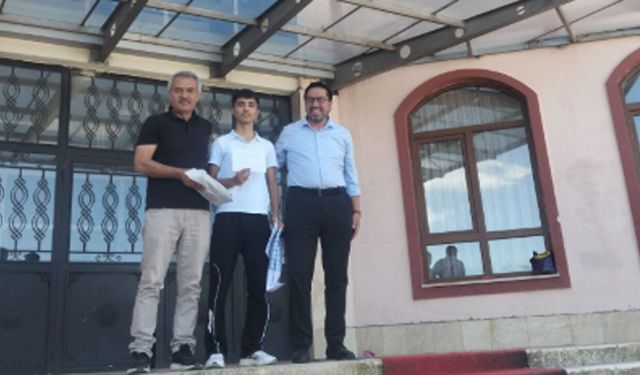 Mecitözü’nde umre ödüllü bilgi yarışmasında dereceye giren öğrenciler ödüllendirildi
