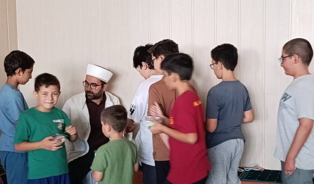 Hayırsever iş insanından Kur’an kursu öğrencilerine dondurma ikramı