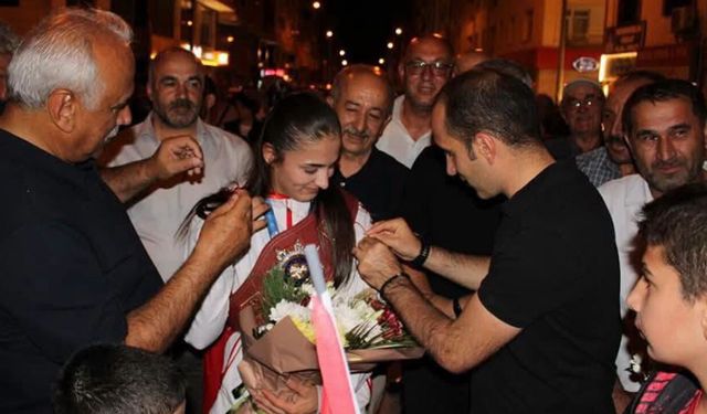 Dünya şampiyonu Özdenur Özmez’e İskilip’te coşkulu karşılama