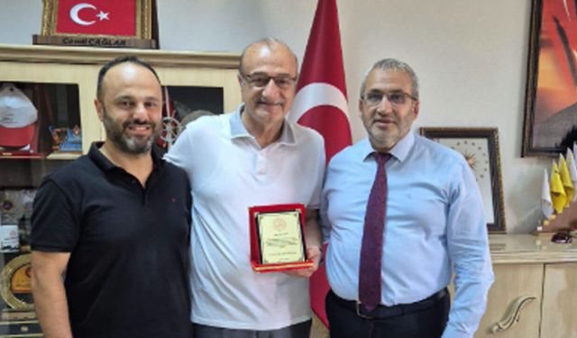Cemil Çağlar’dan Baki Çek’e Teşekkür Plaketi