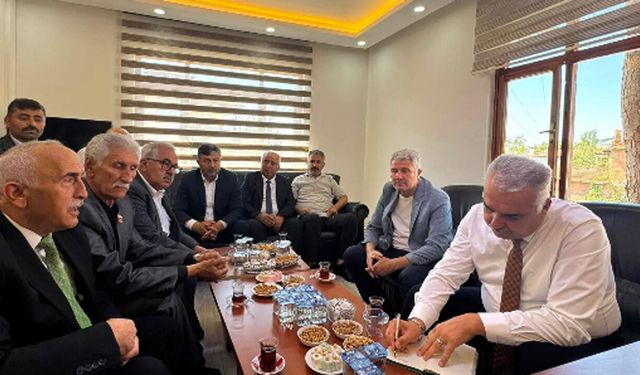 Ahlatcı, ilçelerin sorunlarını dinliyor