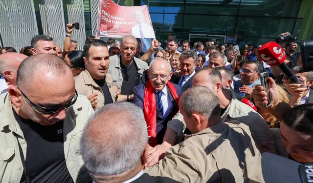 CHP Genel Başkanı Kemal Kılıçdaroğlu, İzmir’de coşkuyla karşılandı