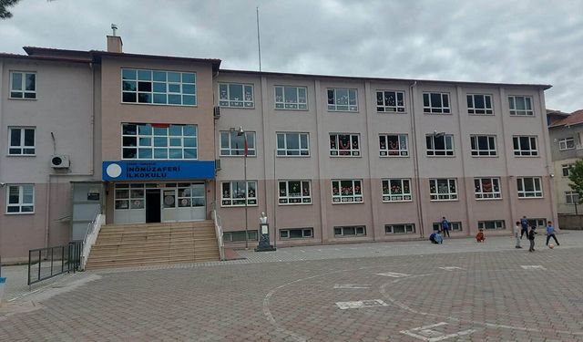Murat Ercan’dan öğrencisi olduğu okula halı saha