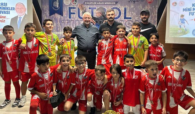 Minik futbolcularda kupa ve madalya heyecanı