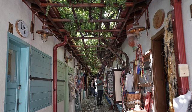 Dünyanın en dar sokağında üzüm salkımları altında alışveriş keyfi