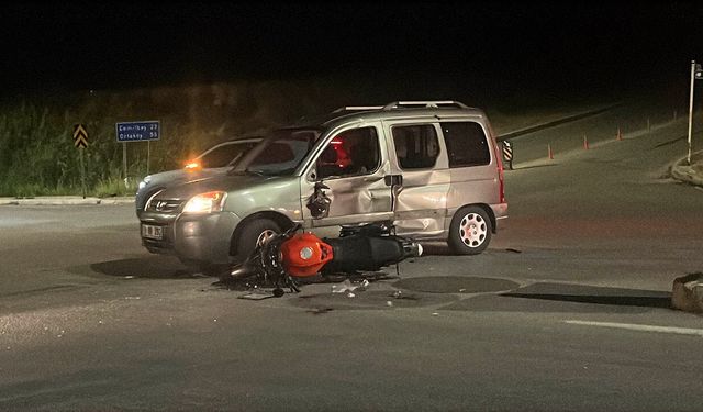 Motosiklet ile otomobil çarpıştı: 3 yaralı