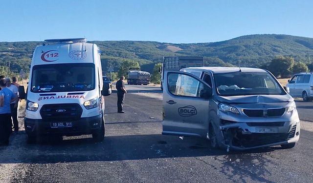 Minibüsün çarptığı traktör şarampole yuvarlandı: 1 ölü, 1 yaralı
