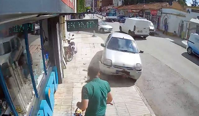 Kaldırıma çıkan otomobilin altında kalmaktan son anda kurtuldu
