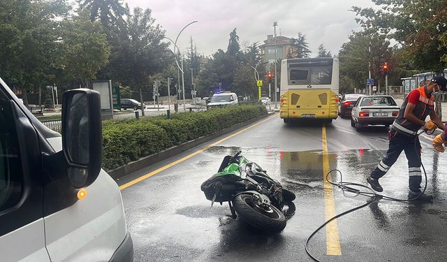 Resmi araca çarptı: Motosiklet sürücüsü hayatını kaybetti