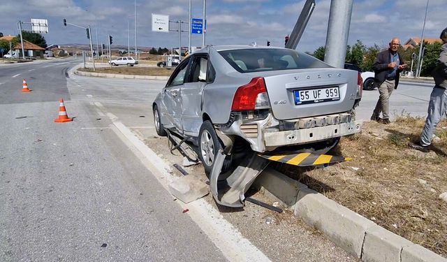 Kırmızı ışıkta durmadı, iki otomobile çarptı: Ehliyetine 2 ay el konuldu