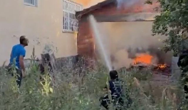 Evin bitişiğindeki yapıyı alevler sardı! Ana binaya sıçramadan son anda durduruldu