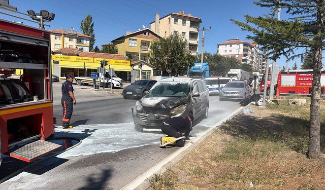 Freni boşalan ticari araç otomobile daldı!