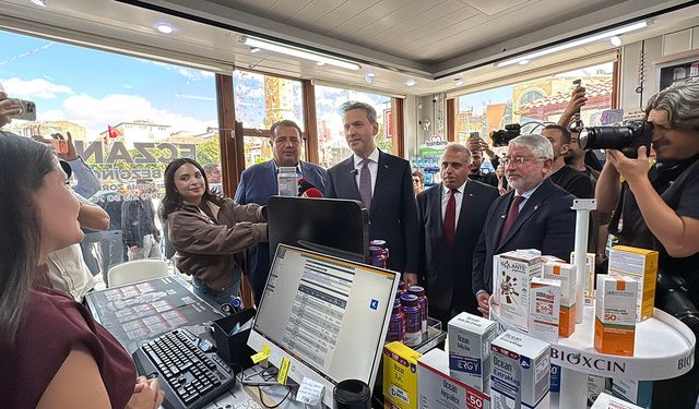 Bakan Bayraktar Çorum’da sahaya indi: Esnaf ve vatandaşlarla görüştü