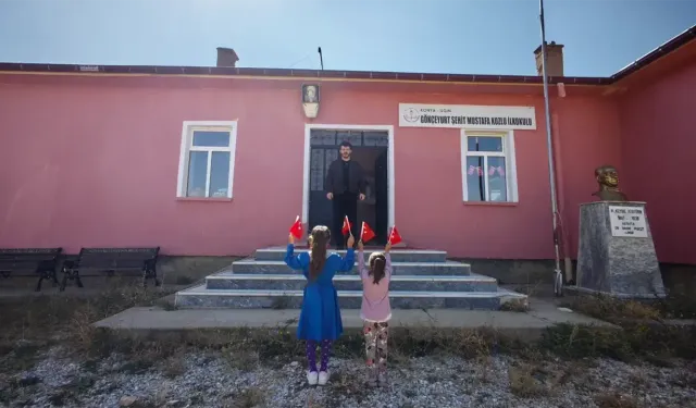 Bu ilkokulda sadece 2 öğrenci ve 1 öğretmen var: Ders zili iki çocuk için çaldı