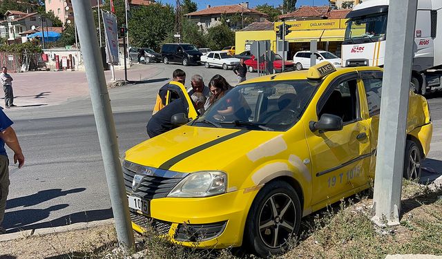 Çorum-Ankara yolunda can pazarı: Çarpışmanın etkisiyle kaldırıma tırmandı!