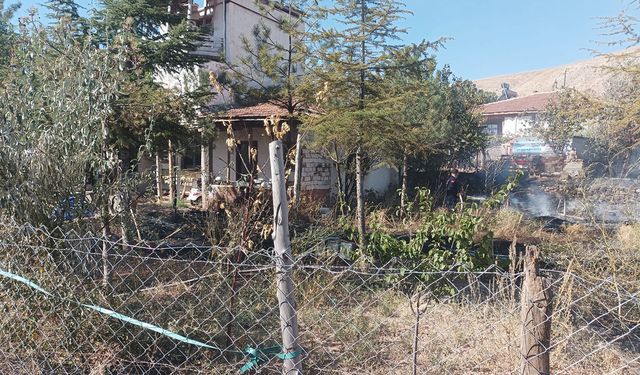 Bahçesindeki otları yaktı, alevlerin arasında kaldı