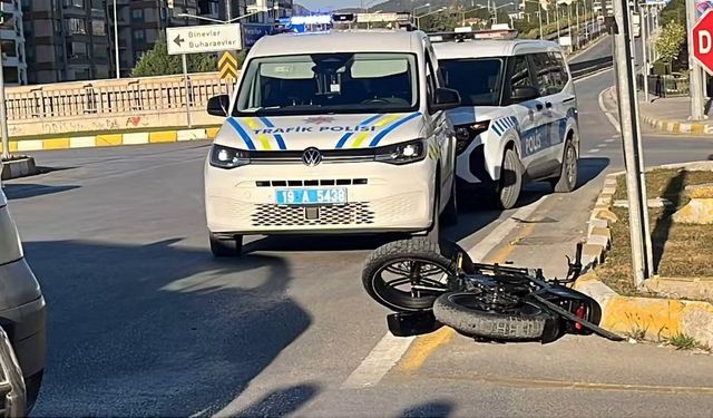 Minibüs elektrikli bisikletle çarpıştı: 15 yaşındaki sürücü yaralandı