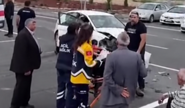 Çorum’da iki otomobil kavşakta çarpıştı: 4 yaralı