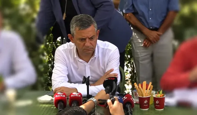 Sosyal medya bu görüntüleri konuşuyor: Özgür Özel mikrofonları tek tek topladı!
