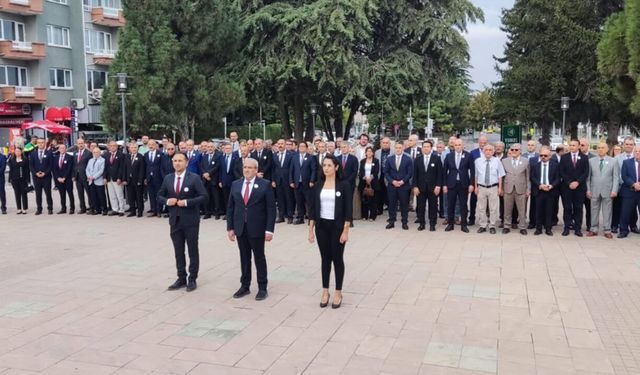 Çorum’da İlköğretim Haftası Atatürk Anıtı’na çelenk sunumuyla kutlandı