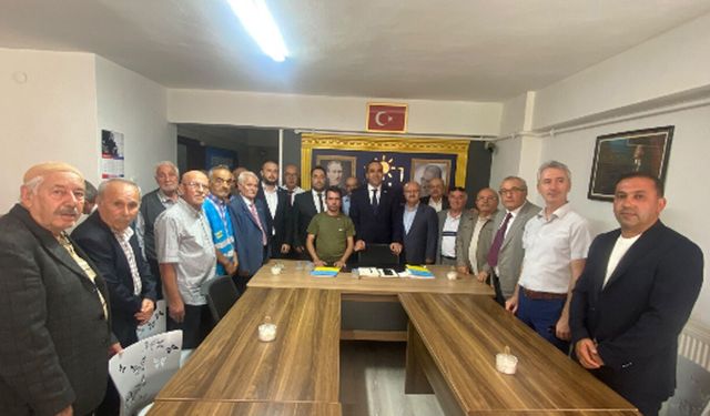 İYİ Parti Çorum’da yeni üyelere rozet takıldı
