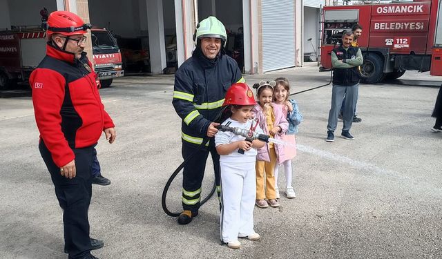 Minik öğrenciler itfaiyecileri yakından tanıdı