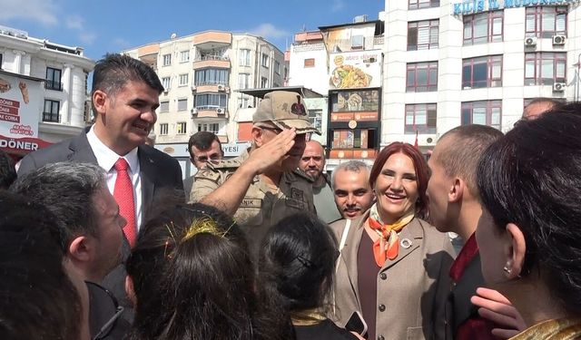 Komutanı gördüler, selam durdular: Gülümsettiler