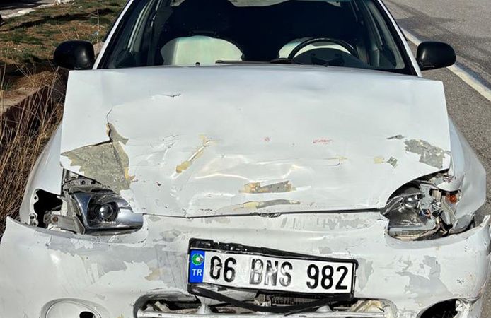 İki otomobil çarpıştı: 3 yaralı