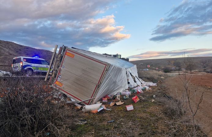 Çorum'da Kuruyemiş yüklü tır devrildi