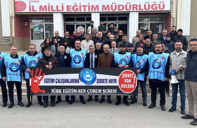 Çorum’da Milli Eğitim önünde sert mesaj
