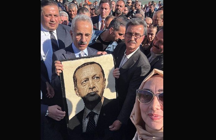 Cumhurbaşkanı Erdoğan’ın portresi halıya işlendi: Bakan'a hediye edildi