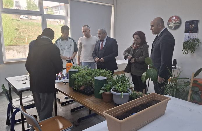 Cemil Çağlar’dan özel eğitim okuluna ziyaret
