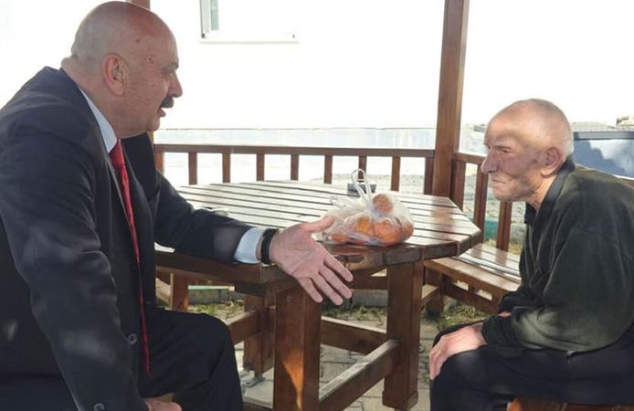 Başkan İsbir, Huzurevinde Sadık Çetin’i ziyaret etti