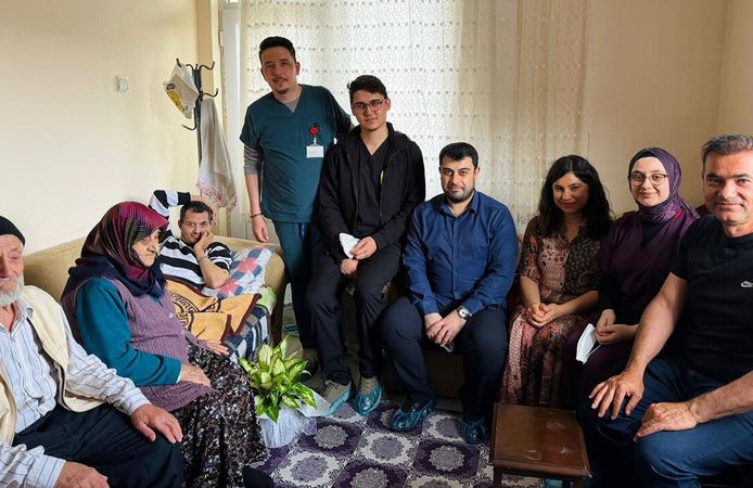 Evde sağlık hizmetlerinden yararlanan hastaya ziyaret
