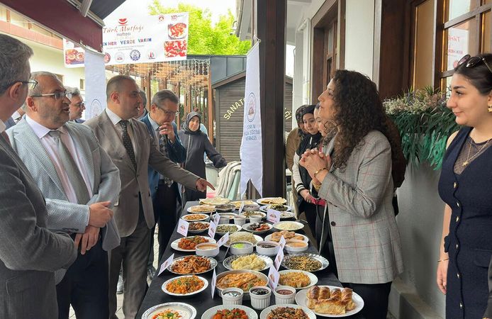 Sanat Sokağı'nda stantlar kuruldu, yöresel tatlar gün boyu ziyaretçi ağırladı