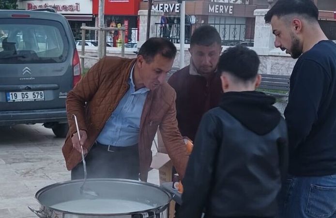 Çorum’da bayram namazı sonrası vatandaşlara süt ikramı