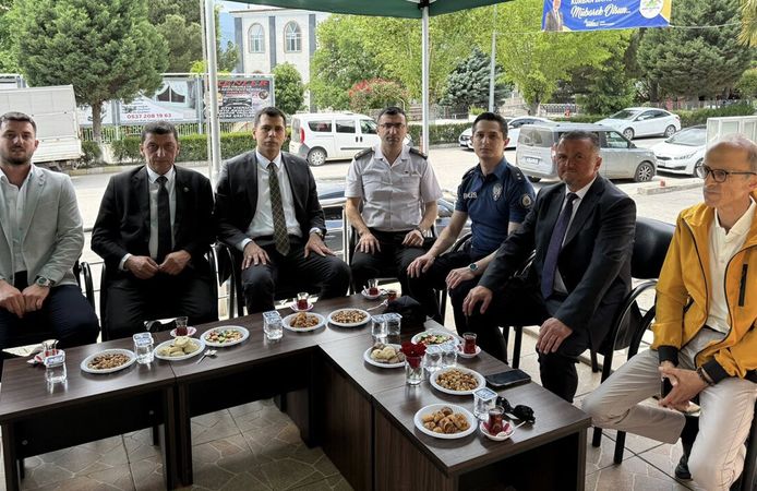 Kargı Protokol üyeleri halkla bayramlaştı