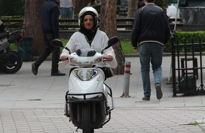 Kadın motokuryenin azim dolu hayatı gündem oldu! Çocuklarının sürprizi ağlattı