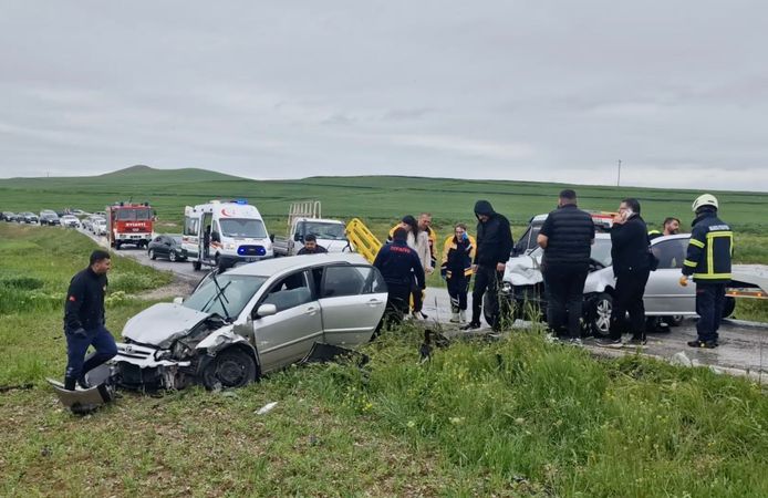 Çorum’da iki otomobil çarpıştı: 6 yaralı