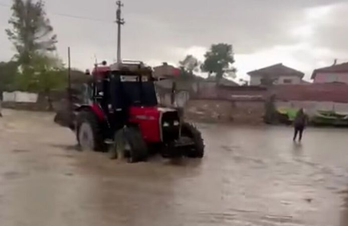 Kula Köyü'nü sel vurdu! Evler ve yollar sular altında kalırken köylüler seferber oldu
