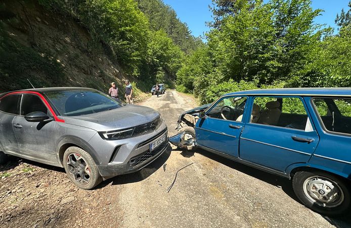Çorum'da çarpışan iki otomobildeki 5 kişi yaralandı