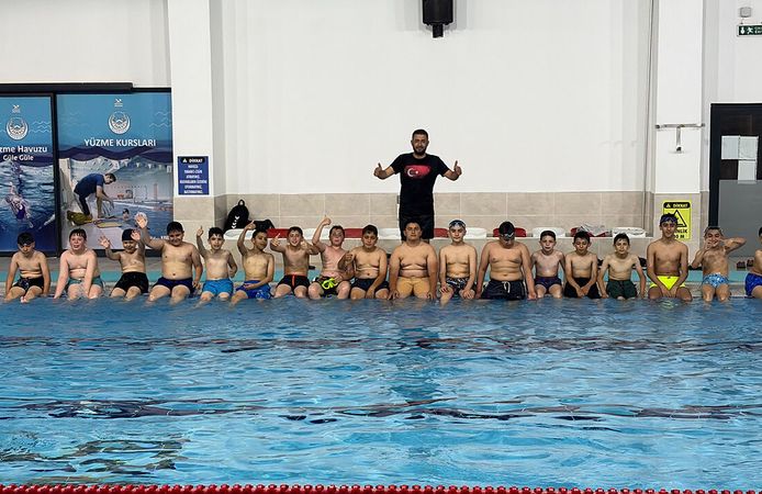 Çorumlu öğrenciler Tosya'da havuzda serinledi