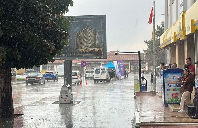 Çorum’da sağanak vatandaşlara zor anlar yaşattı