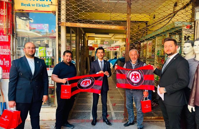 Genç Refah esnaf ziyaretlerinde Çorum FK bayrağı dağıttı