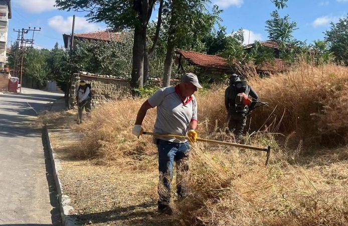 Belediye ekipleri ilçeyi adım adım temizliyor