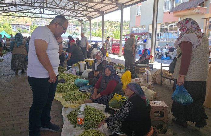 Ahmet Bahadır Ünlü tezgâhları tek tek gezdi