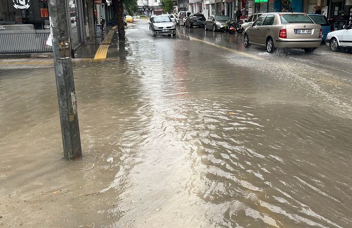 Çorum’da aniden bastıran yağmur hayatı felç etti