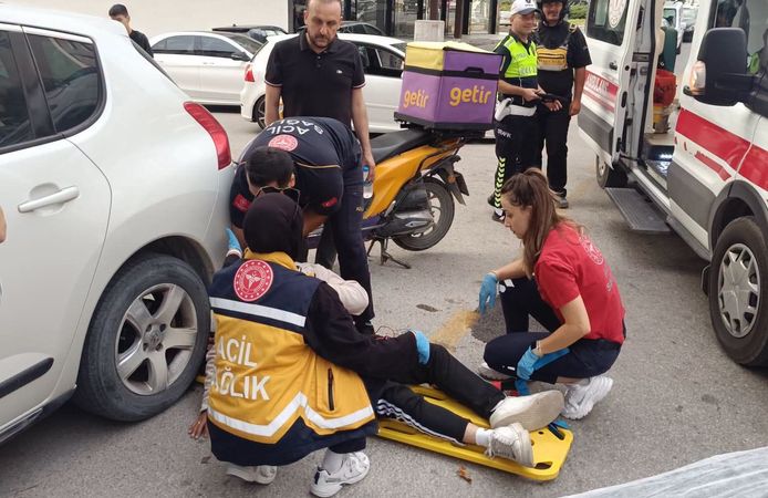 Çevreyolu’nda bisikletli tehlikesi: Kurye yere düştü