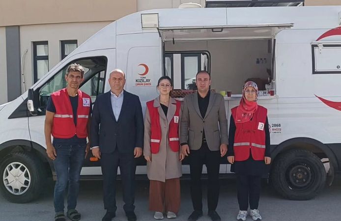 Alaca’ya kayıt için gelen öğrencilere Kızılay’dan ikram